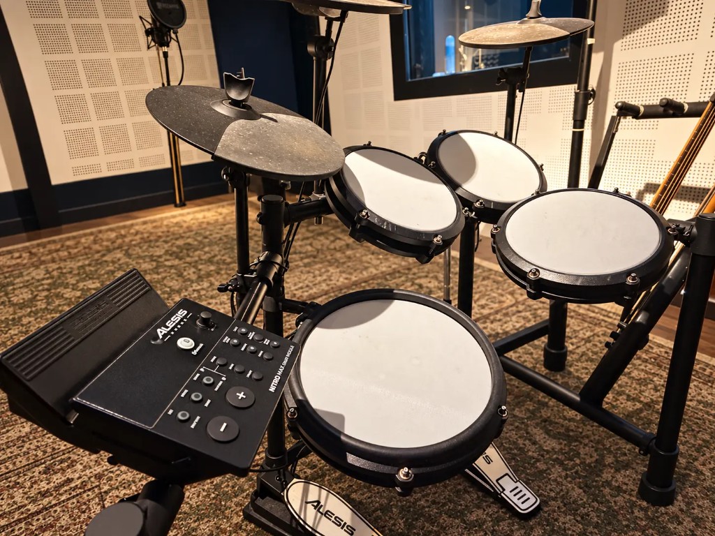 Electronic drum kit with mesh heads and a module at Presto Forte